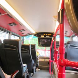 城巴A21線 - ２F席。正面のモニターに１Fの荷物置き場が映し出される。