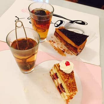 Classic Café Röntgen - Frankfurter Kranz und Mousse au Chocolat - Cafes Near Me - Berlin, BE Classic Café Röntgen - Frankfurter Kranz und Mousse au Chocolat - Cafes Near Me - Berlin, BE