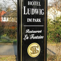 La Fontaine - Sign out front of the hotel