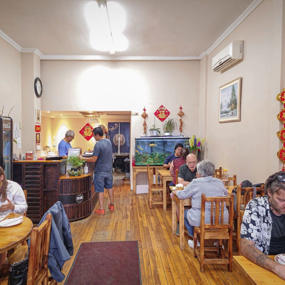 Hong Mère - people sitting at tables in a restaurant - Chinese Near Me - Verdun, Quebec Hong Mère - people sitting at tables in a restaurant - Chinese Near Me - Verdun, Quebec