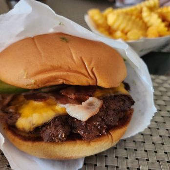 Shake Shack Valley Fair - Avocado and bacon cheeseburger - Fast Food Near Me - Santa Clara, California Shake Shack Valley Fair - Avocado and bacon cheeseburger - Fast Food Near Me - Santa Clara, California