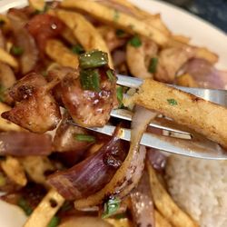 Saltado De Pollo (chicken stir fried w/ onions, tomatoes, french fries); IG: @katzlundell