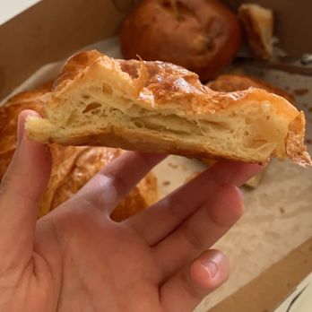 C'est Si Bon Bakery - Deflated and not very inspiring almond croissant - Bakeries Near Me - Newport Beach, California C'est Si Bon Bakery - Deflated and not very inspiring almond croissant - Bakeries Near Me - Newport Beach, California