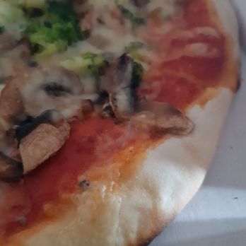 Pizzeria Vulcano - Pizza Brokkoli, Champignons, Käse - Pizza Near Me - Erfurt, TH Pizzeria Vulcano - Pizza Brokkoli, Champignons, Käse - Pizza Near Me - Erfurt, TH