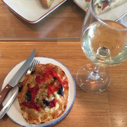 Koska Vitoria - Pizza y txakoli por 3 euros