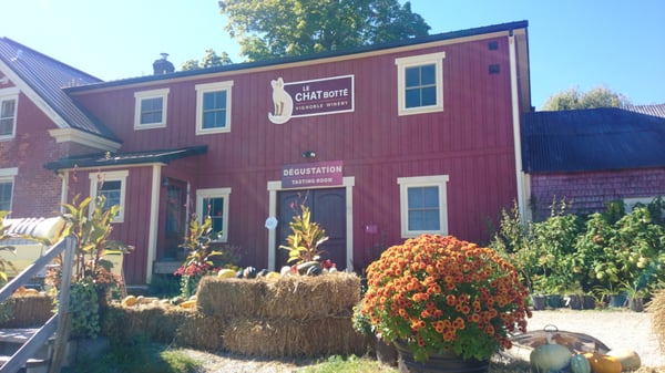 Le Chat Botté vignoble biologique et cidrerie / Le Chat Botte Organic Winery and Cidery by null