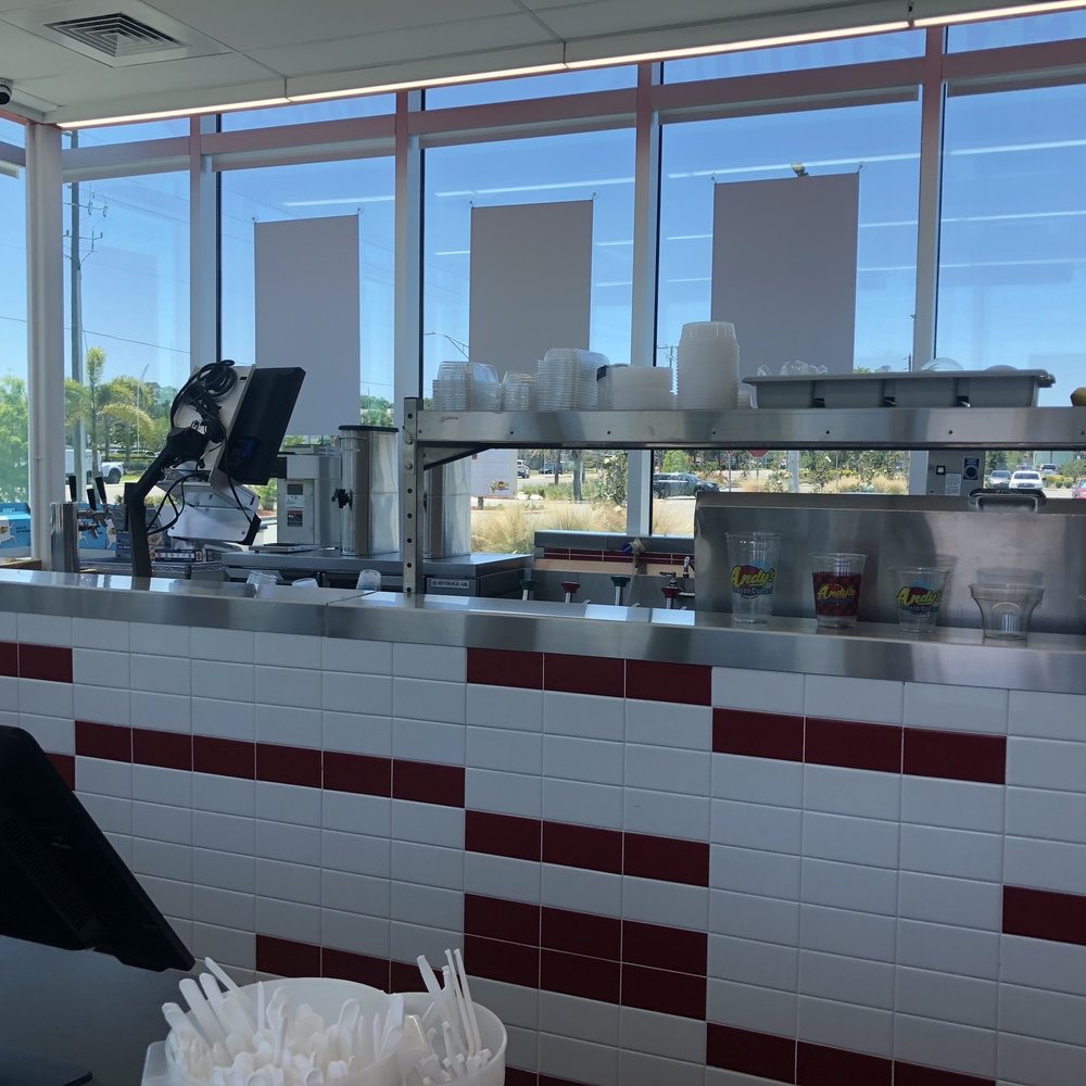 Andy's Frozen Custard - My picture of an empty building as I waited for an employee to appear - Juice Bars & Smoothies Near Me - Clearwater, Florida