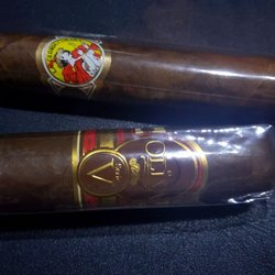 Tobacco Island - Tonight's selections are an Olivia Series V Double Robusto, and a La Gloria Wavell Natural.