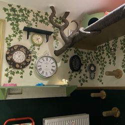 Lady Dinah's Cat Emporium - decor