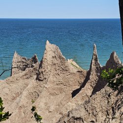 Chimney Bluffs State Park