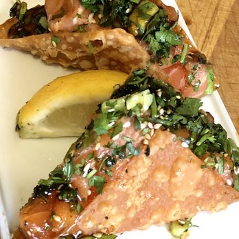 PokiTomik - My kind of fish tacos! Plain salmon topped with scallions, cilantro and eel sauce. - Poke Near Me - Valley Glen, California PokiTomik - My kind of fish tacos! Plain salmon topped with scallions, cilantro and eel sauce. - Poke Near Me - Valley Glen, California