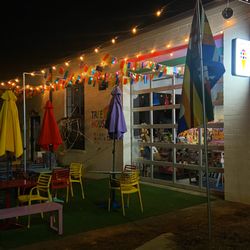 Treehouse Kid and Craft - Outdoor patio area