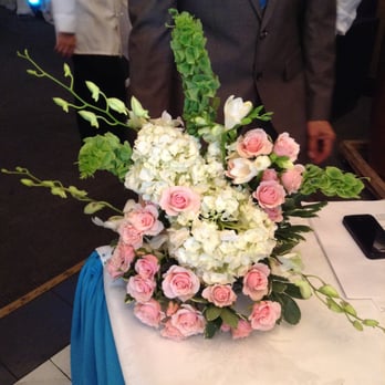 Thanh Thuy Florist - Sign in Table centerpiece at The Moonlight Restaurant in Orange County. - Florists Near Me - San Diego, California Thanh Thuy Florist - Sign in Table centerpiece at The Moonlight Restaurant in Orange County. - Florists Near Me - San Diego, California