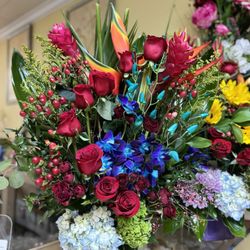 Lissy's Flowers & Boutique - Artistic floral arrangements
