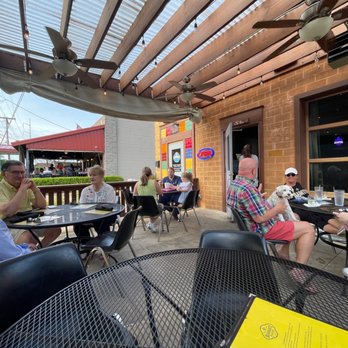 Maddie's Place - people sitting at tables outside - Cajun/Creole Near Me - Little Rock, Arkansas