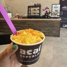 Tahiti Açaí bowl with pineapple Mango topping