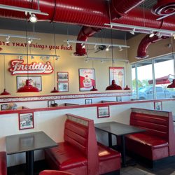 Freddy's Frozen Custard & Steakburgers - Dining area