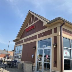 Tim Horton's - Restaurant entrance