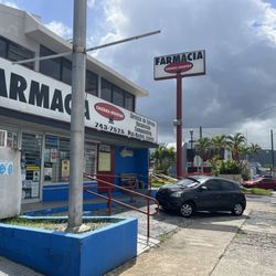 Farmacia Caguas Degetau - Rotulo exterior y entrada