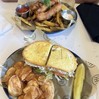 Highland House - Fish Fry & Chicken Salad Sandwich - Cocktail Bars Near Me - Dunedin, Florida