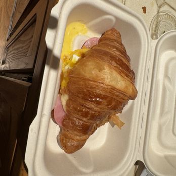 L'Experience Paris - Bellevue - Egg Benedict croissant - Bakeries Near Me - Bellevue, Washington