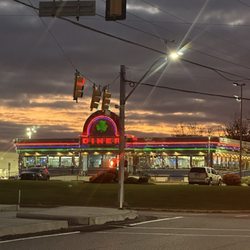 Lyndon Diner - Front outside during sunrise