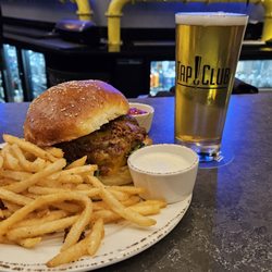 Tap club - Bacon-Jam & cheese with french fries.