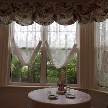 Inn On Frederick - Lovely breakfast room with quiet piano music in the background. - Hotels Near Me - St Andrews, New Brunswick Inn On Frederick - Lovely breakfast room with quiet piano music in the background. - Hotels Near Me - St Andrews, New Brunswick
