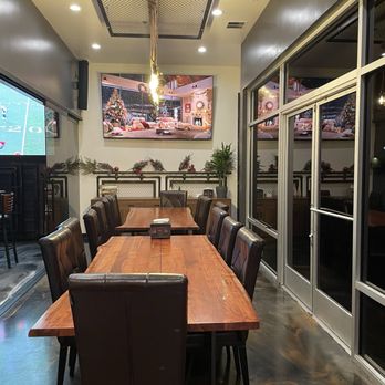 Hook & Reel Cajun Seafood & Bar - Dining room - Seafood Near Me - Sacramento, California