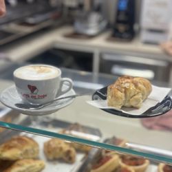 Pasticceria Da Bonifacio - Cappuccino and almond croissant.