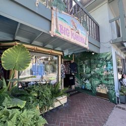 Big Kahuna-Banana Jack - 7/21/25. Cool shirts. Exterior. Entrance