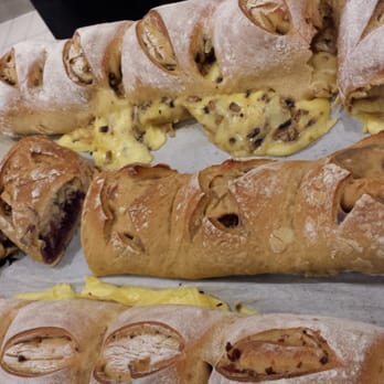 Handbrotzeit - The red cabbage and duck stuffed bread in the middle, and salmon and cheese flavour on the side. - Bistros Near Me - Leipzig, SN