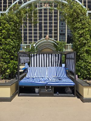 Pool a Paris by null