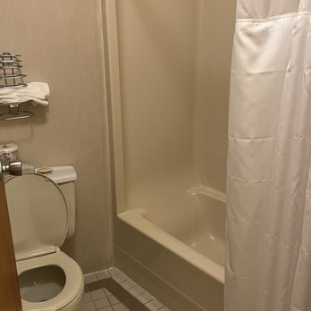 Painter's Lodge - Out dated and dirty bathroom - Hotels Near Me - Campbell River, British Columbia