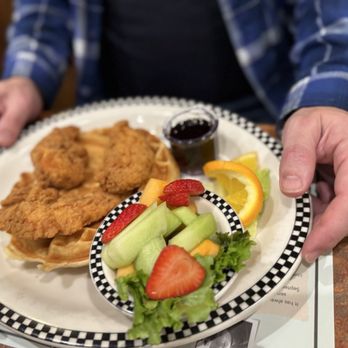 Black Bear Diner Vancouver - Chicken 'N Waffle - Diners Near Me - Vancouver, Washington
