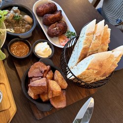 Salon 3SEIN - Ham Croquettes, Bread with garlic cream sauce, patatas bravas, mushroom