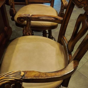 Zoes Steak & Seafood - Bar seats - Seafood Near Me - Virginia Beach, Virginia