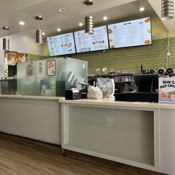 R&B Tea - Ordering, pick up and kitchen area - Bubble Tea Near Me - Fremont, California