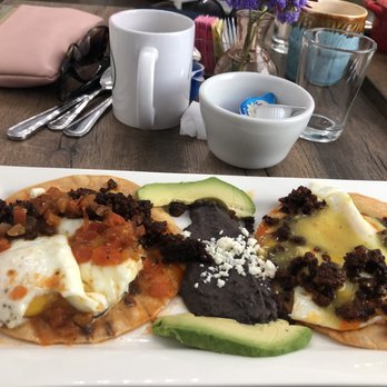 Cielito Cafe - Huevos divorciados - Breakfast & Brunch Near Me - Houston, Texas