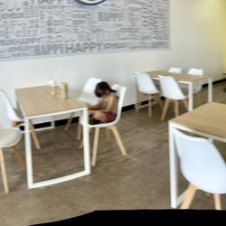 Happy Lemon - Sitting/dining area