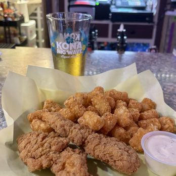 Hollywood Tavern - Chicken Strips & Tots - Nightlife Near Me - Salem, Oregon