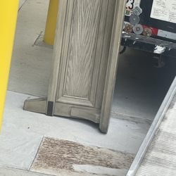 4 Hands And A Truck - Not using furniture pads even tho the furniture pads were only a few feet away just laying in a pile on the ground. NO EXCUSE FOR THIS!!