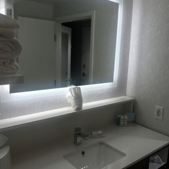 Hampton Inn Stroudsburg/Poconos - Lots of fresh clean towels, Neutrogena Products - Hotels Near Me - Stroudsburg, Pennsylvania