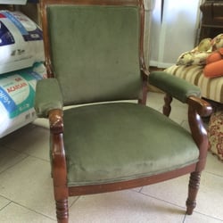 Tapicería Royamo - Sillón clásico de madera vista tapizado y restaurado.