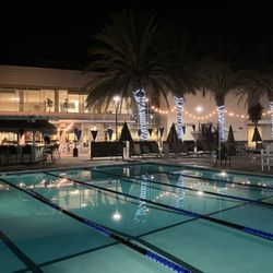 Palo Alto Elks Lodge - Lodge and swimming pool at night