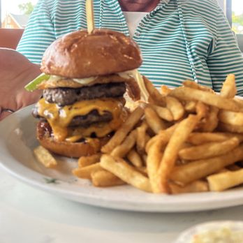Flying Saucer Restaurant - Hamburger and fries - Diners Near Me - Niagara Falls, Ontario Flying Saucer Restaurant - Hamburger and fries - Diners Near Me - Niagara Falls, Ontario