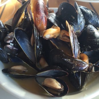 Crossroads Restaurant & Bar - Roads "Famous" Steamed Mussels in garlic sauce. I was fortunate a fresh batch was delivered today, they were excellent! - American Near Me - Mundelein, Illinois