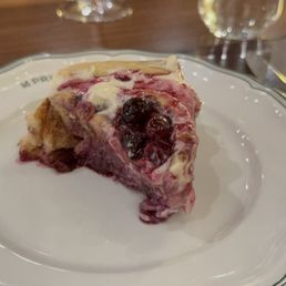 Cinnamon bun with blueberry compote
