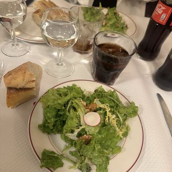 Le Relais de l’Entrecôte - Salad - Steakhouses Near Me - Paris, 75 Le Relais de l’Entrecôte - Salad - Steakhouses Near Me - Paris, 75
