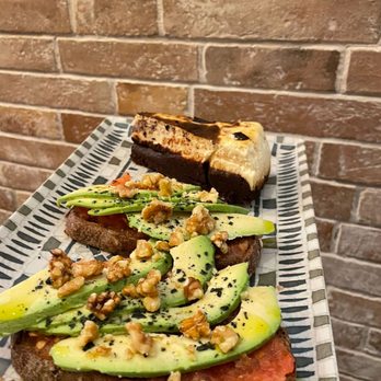 Kaldi cafe - Brunch Tostada de aguacate con tomate. - Cafeteria Near Me - Madrid, M